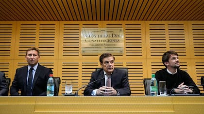 Rovira en una de sus "Previas", como se le llama a las reuniones partidarias realizadas en la Legislatura cada jueves. A su derecha, Lucas Romero Spinelli, el joven vicegobernador a través del cual Rovira aspira a traspasarle el gerenciamiento del poder en las sombras a su hijo, Ramiro Rovira, de 30 años.