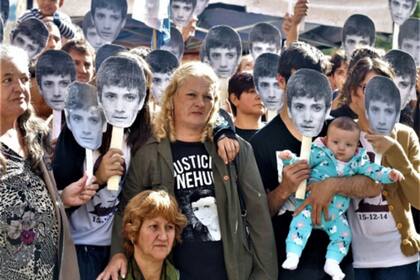 Roxana Cainzos, en una de las marchas para pedir justicia por la muerte de su hijo, Nehuén Rodríguez