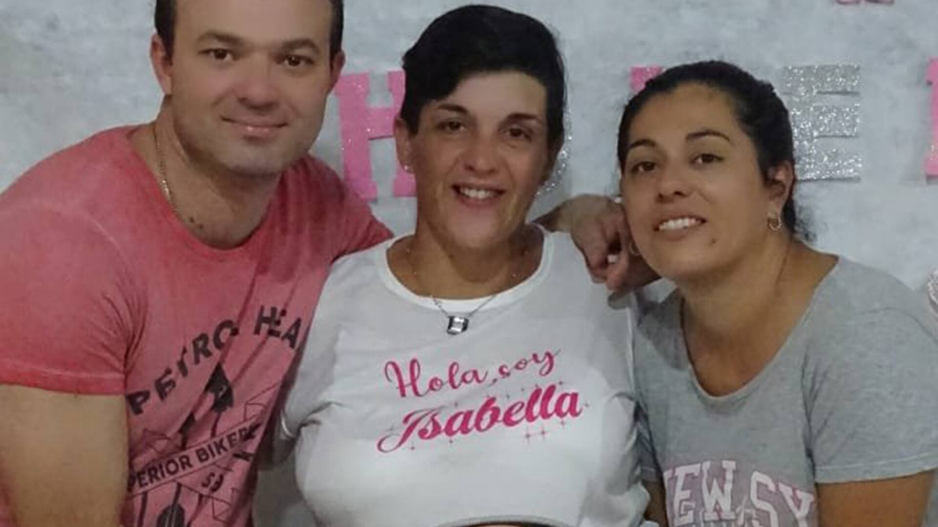 Roxana, embarazada, junto a Jorge y Soledad, los padres de Isabella