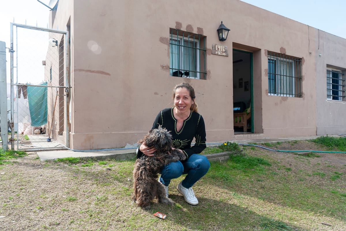 Roxana en la puerta de su casa que construyó con sus propias manos