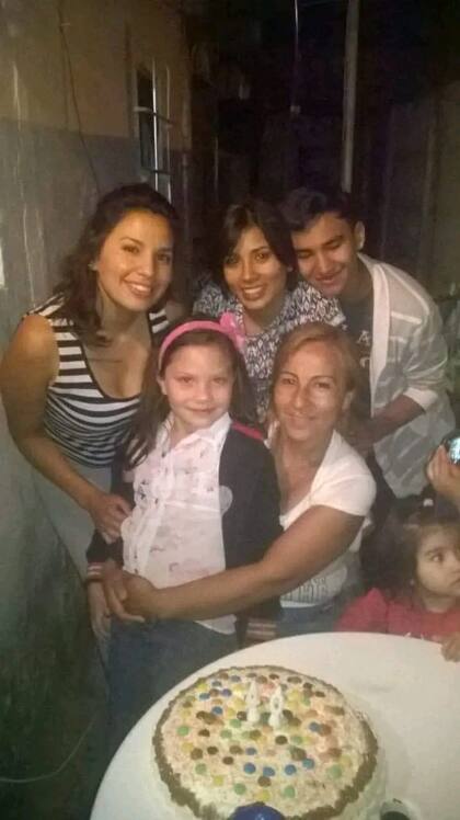 Roxana junto a sus hermanos, su sobrina y su mamá
