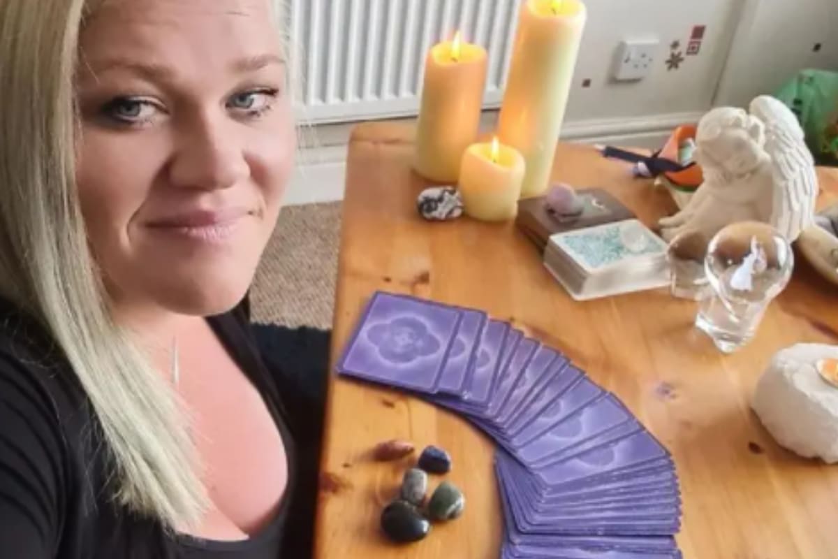 Roxanne Furnival tiene 35 años; Entre sus predicciones, le advierte a la gente que no planee vacaciones "para el verano del 2022 y 2023"