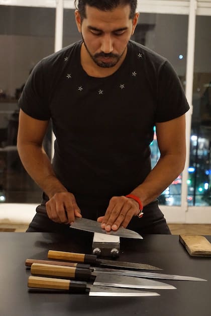 Roy Asato y su colección de cuchillos