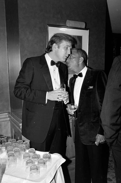 Roy Cohn se ganó la confianza de Trump y su padre con una demanda contra el gobierno federal de EE.UU