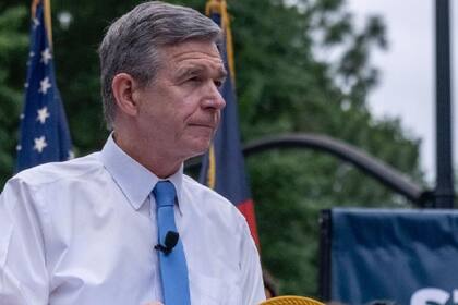 Roy Cooper, gobernador de Carolina del Norte