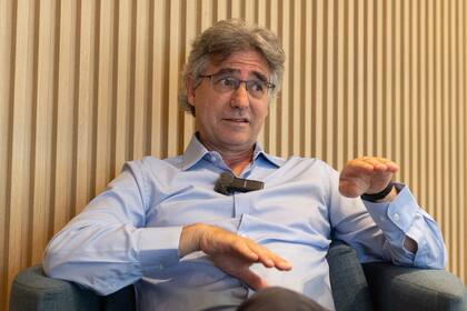 Roy Hora: "Desde hace un par de décadas estamos viendo la declinación de esa sociedad urbana tan pujante que fue decisiva para entender lo que pasó en el país desde los años 30 y 40 en adelante. Apostó por un camino que era más capaz de producir bienestar que crecimiento"