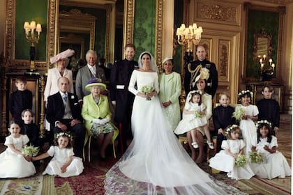 Siguiendo la tradición, la Casa real británica acudió a las redes sociales para dar a conocer las fotos de los novios junto a sus familiares, en el castillo de Windsor