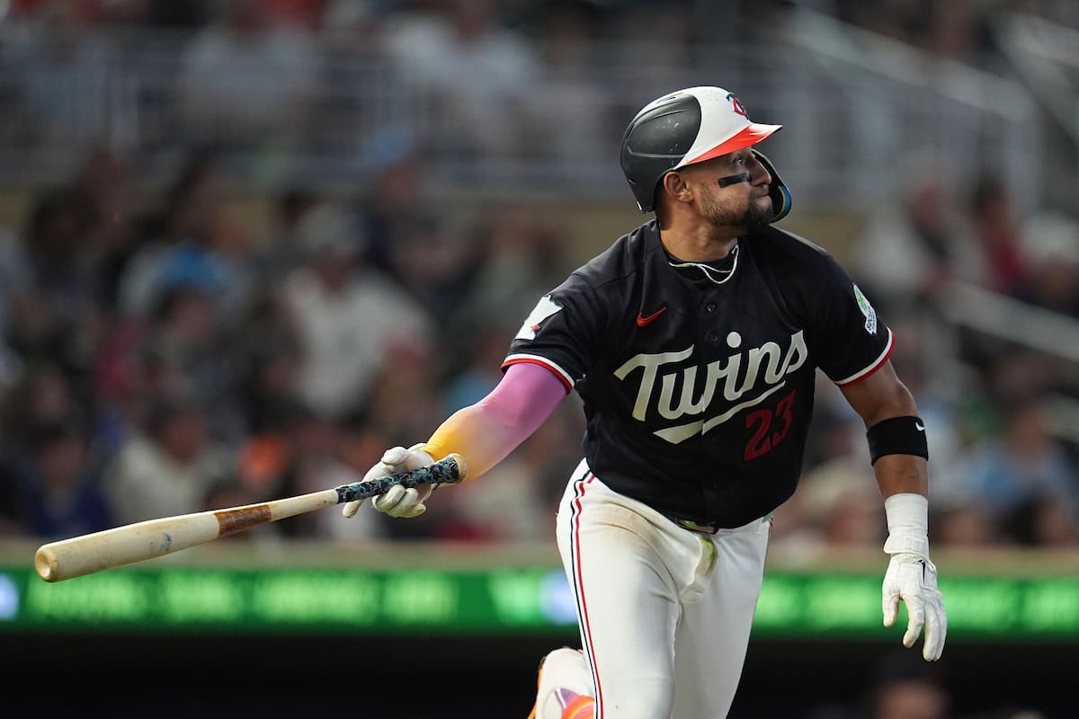 Royce Lewis, de los Mellizos de Minnesota, comienza su trote luego de conseguir un jonrón de tres ca