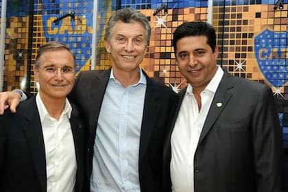 Royco Ferrari (izquierda), vice de Boca, con Macri y Angelici