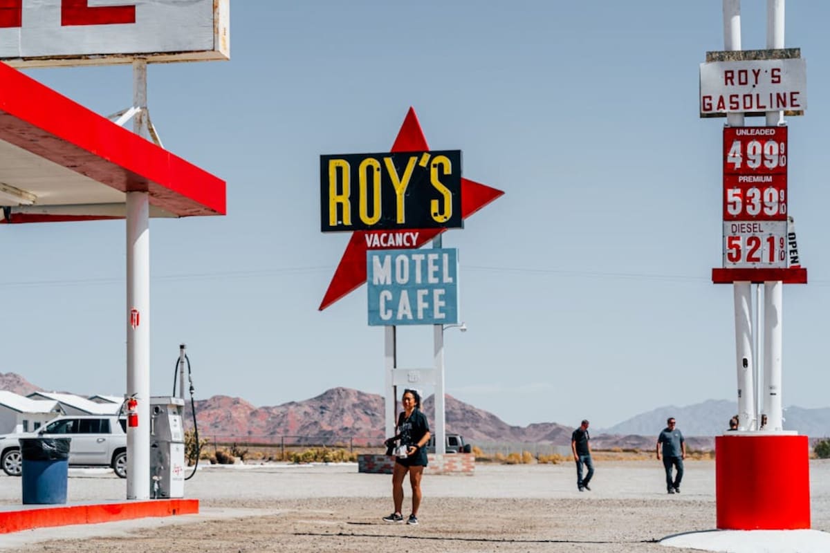 Roy's Motel & Cafe en la Ruta 66 es una parada icónica y un punto de referencia histórico en el desierto de Mojave, California (Pexels/Ricky Esquivel)
