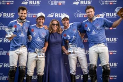 Rs Murus Sanctus 2020: en el medio, la francesa Corinne Ricard, dueña del equipo
