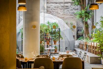 RŪ funciona al fondo del patio de Raggio Osteria, en Palermo Pleno Hotel.