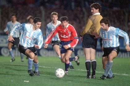 Capria, el hombre de los clásicos; aquí, en Racing vs. Independiente, pero también jugó Estudiantes vs. Gimnasia, Newell´s vs. Central, Unión vs. Colón, Lanús vs. Banfield, Peñarol vs. Nacional, Cruz Azul vs. América, Universidad Católica vs. Colo Colo y Barcelona de Guayaquil vs. Emelec