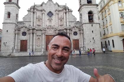 Rubén ajusta sus gastos mensuales para conservar la posibilidad de viajar al exterior, su mayor placer