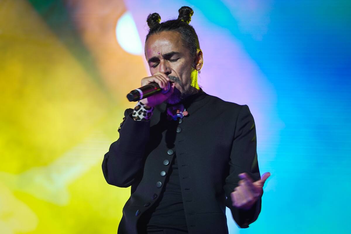 Rubén Albarrán canta "La cúpula" en la gira Gracias Totales