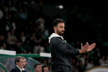 Ruben Amorim, técnico del Sporting de Lisboa, aplaude durante un partido de la Copa de la Liga Portuguesa ante el Nacional, el martes 29 de octubre de 2024 (AP Foto/Ana Brigida)