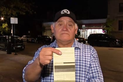 Rubén Antonio Cruz, de 60 años, tiene green card, pero fue multado por el ICE por no llevarla consigo
