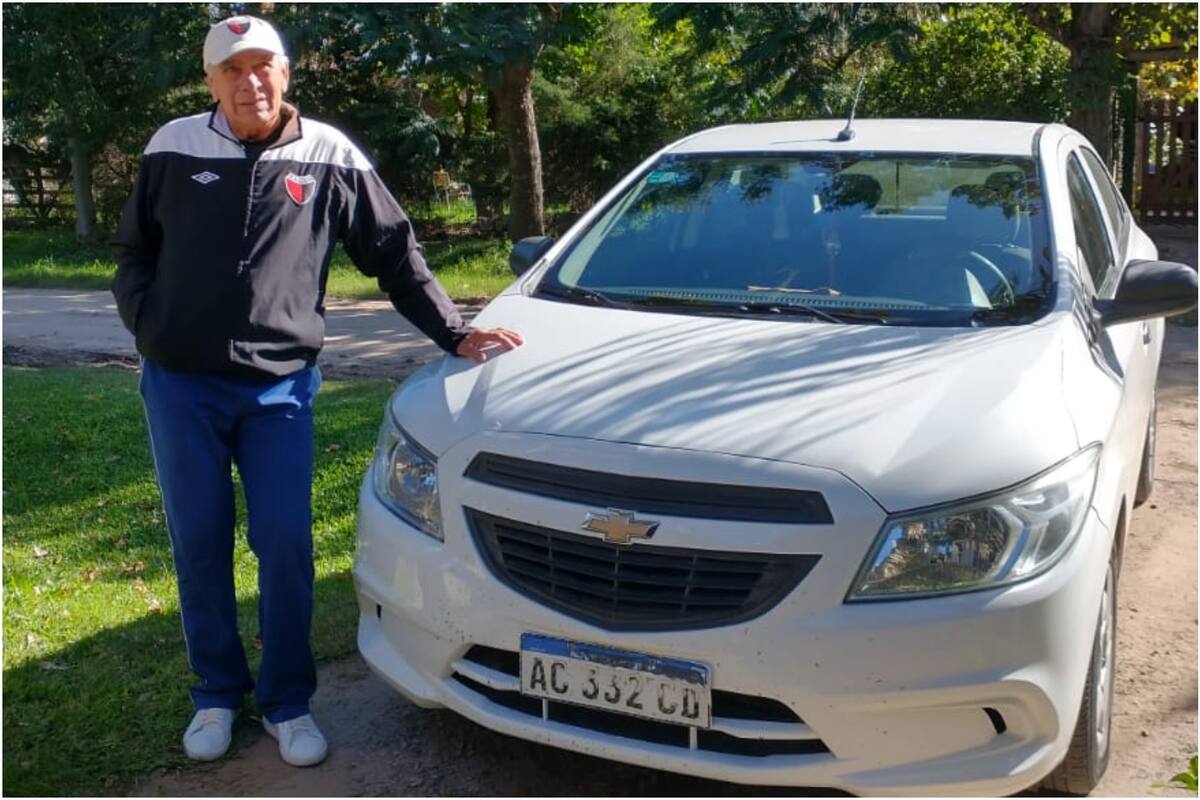 Rubén Araos, conocido como Bambi, posa junto al taxi que maneja en la zona del aeropuerto
Foto: Gentileza Rubén Araos