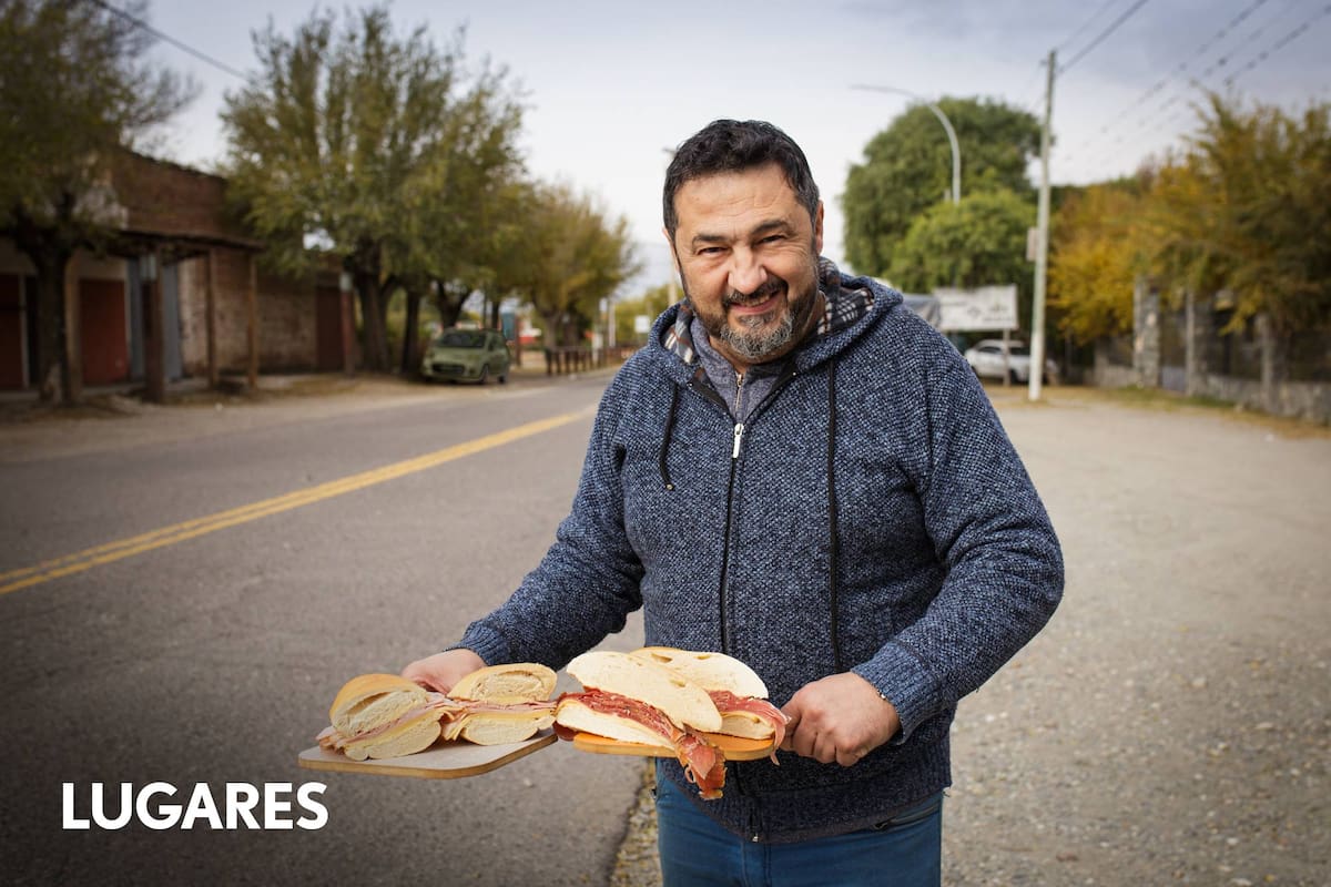 Rubén Arias recibe viajantes y turistas.