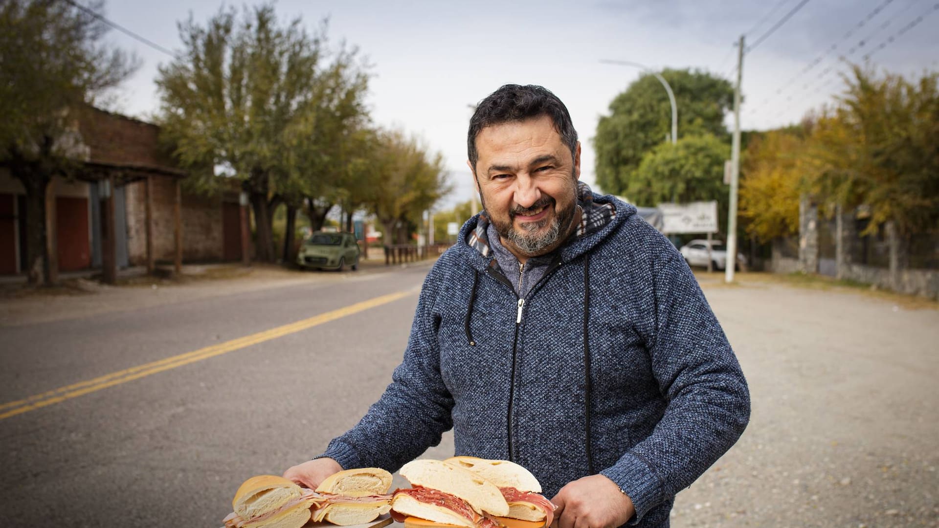 Rubén Arias recibe viajantes y turistas.