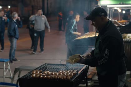 Rubén Batalla se considera "el chef del choripán" y siempre está cerca de las cancha de Racing
