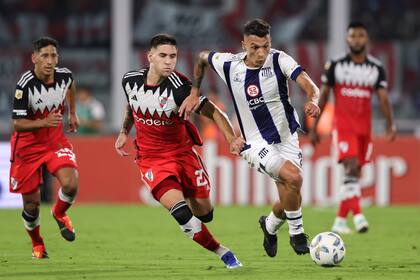 Rubén Botta acelera ante River y Villagra no lo puede frenar