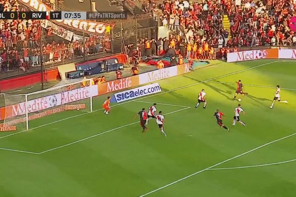 Rubén Botta está por sacar el zurdazo que se convertirá en el 1-0 de Colón ante River