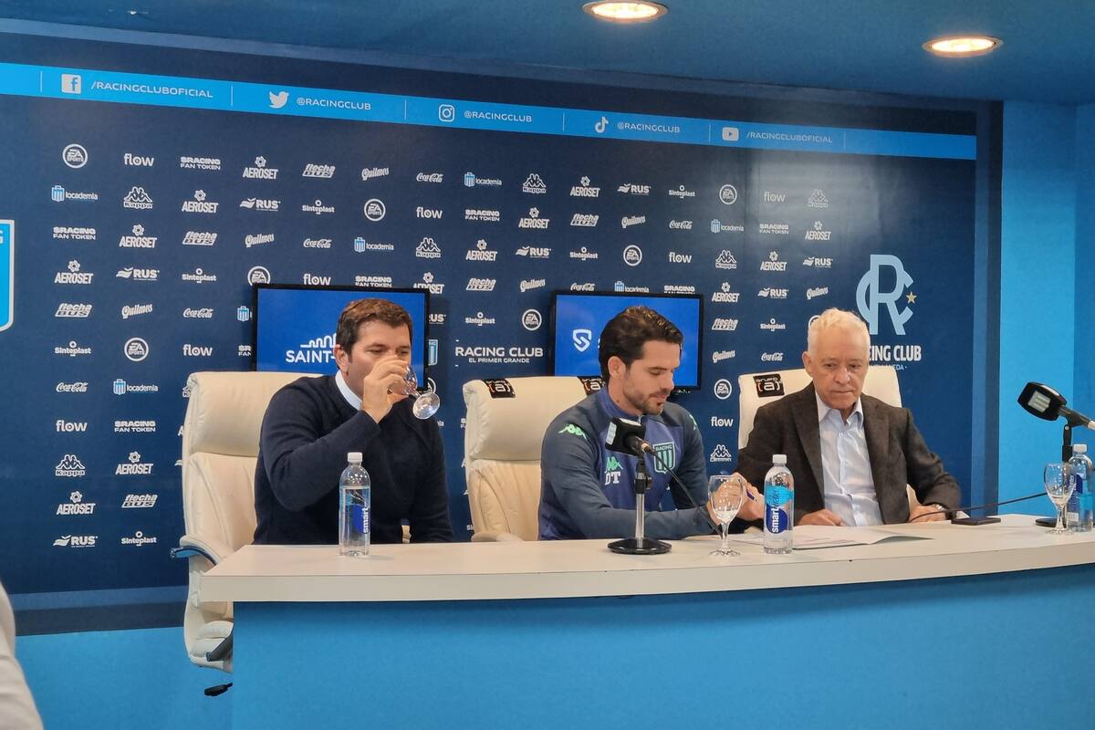 Ruben Capria (manager), Fernando Gago (entrenador) y Víctor Blanco (presidente), en la conferencia de este jueves, donde se anunció la renovación del DT hasta fines de 2023