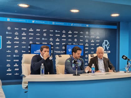 Ruben Capria (manager), Fernando Gago (entrenador) y Víctor Blanco (presidente), en la conferencia en la que se anunció la renovación del DT hasta fines de 2023