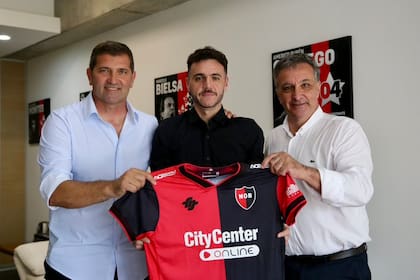 Rubén Capria, Mariano Soso e Ignacio Astore, cuando fue presentado el entrenador; ya no están ni el manager ni el DT, y el presidente podría adelantar las elecciones
