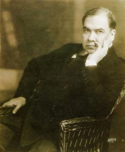 Rubén Darío falleció en 1916. Entre 1893 y 1896 vivió en Buenos Aires y publicó: "Los raros" y "Prosas profanas y otros poemas"