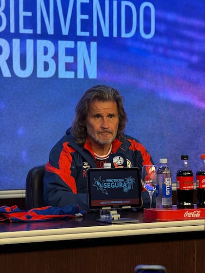Rubén Darío Insúa en la conferencia de prensa en su presentación en San Lorenzo