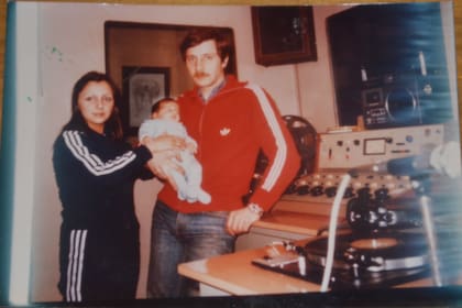 Rubén de bebé, junto a sus padres