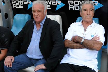 Rubén Díaz, a la izquierda del ''Coco'' Basile, durante el último paso por Racing, en la temporada 2012