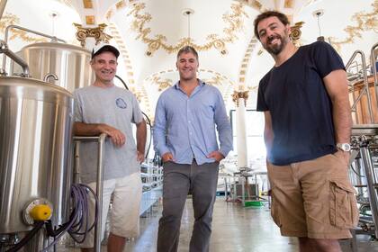 Rubén Diciero, Miguel de Achaval y Gustavo Schickendantz, tres de los fundadores de Rabieta; su brewhouse en el Hipódromo de Palermo produce 8 mil litros de cerveza por mes, y el bar factura $3,5 millones