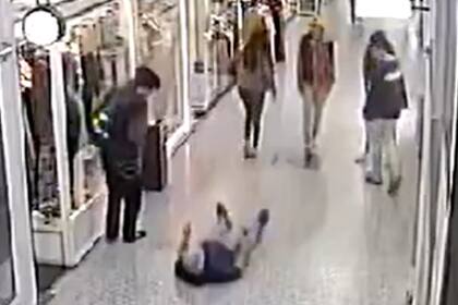 Rubén, el encargado de la Galería GoES, recibió fue atacado salvajemente por un grupo de adolescentes que habían robado un local de videojuegos