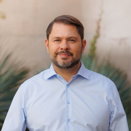 Ruben Gallego se convirtió en senador de Arizona en 2024 tras superar a la republicana Kari Lake en una contienda reñida