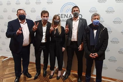 Rubén González Ocantos (gerente general del Bapro), junto a Sebastián Galmarini (director), Juan Cuattromo (presidente) y Humberto Vivaldo (director), acompañaron a Juliana Di Tullio en su jura al Senado