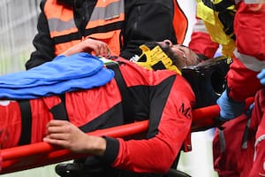 El brutal choque de un jugador de Milan con el arquero de Parma que dejó paralizado al estadio Giuseppe Meazza