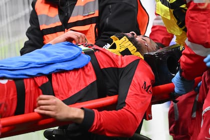 Ruben Loftus-Cheek, de Milan, cuando lo retiraron del estadio tras el choque con Corvi. (Photo by Giuseppe Bellini/Getty Images)