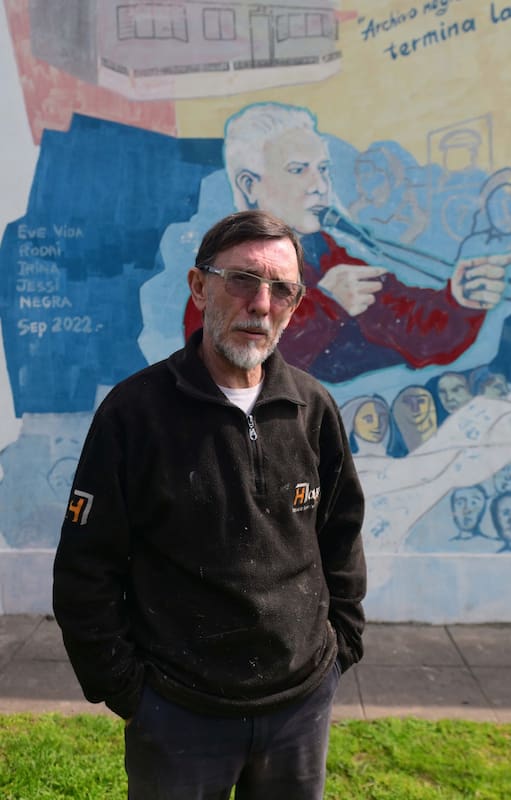 Rubén López, delante de un mural de su padre, Jorge Julio López, desaparecido en 2006