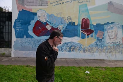 Rubén López, hijo de Jorge Julio López, frente a un mural de su padre en La Plata.