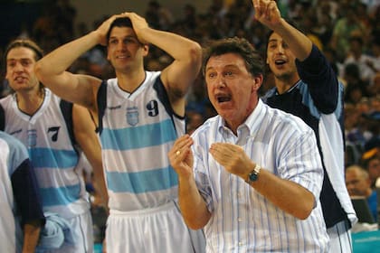 Rubén Magnano durante el partido de primera ronda de los Juegos Olímpicos de Atenas contra Serbia y Montenegro, en 2004