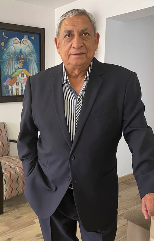 Rubén Mimbela Velarde hoy y en una imagen de 1976, con uniforme de piloto de la Fuerza Aérea del Perú