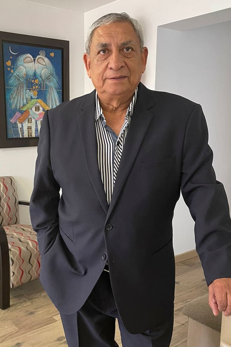 Rubén Mimbela Velarde hoy y en una imagen de 1976, con uniforme de piloto de la Fuerza Aérea del Perú