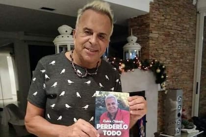 Rubén Orlando hoy, con su libro "Perderlo todo"