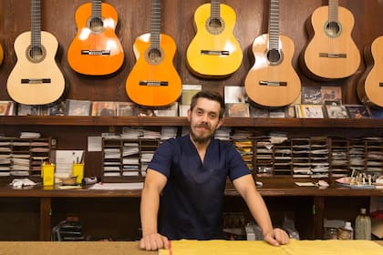 Rubén Pérez, heredero de los fundadores de la guitarrería, junto a las guitarras que se elaboran desde cero.