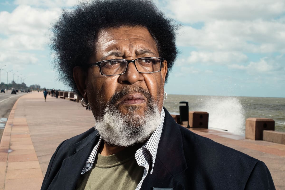 Rubén Rada en la Rambla de Montevideo.