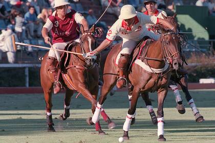 Rubén Sola, con los colores de Tortugas, frente a Chapaleufú II, en Palermo, en 1996