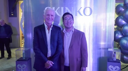 Rubén Unrrein (Dueño de Perfumerías Pigmento) junto con Mateo Paik (CEO de Skinko) celebraron la alianza en un evento de lujo